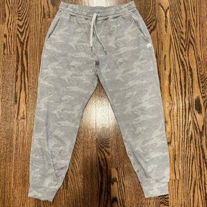 Vuori Performance Jogger size XS in Pale Heather Camo